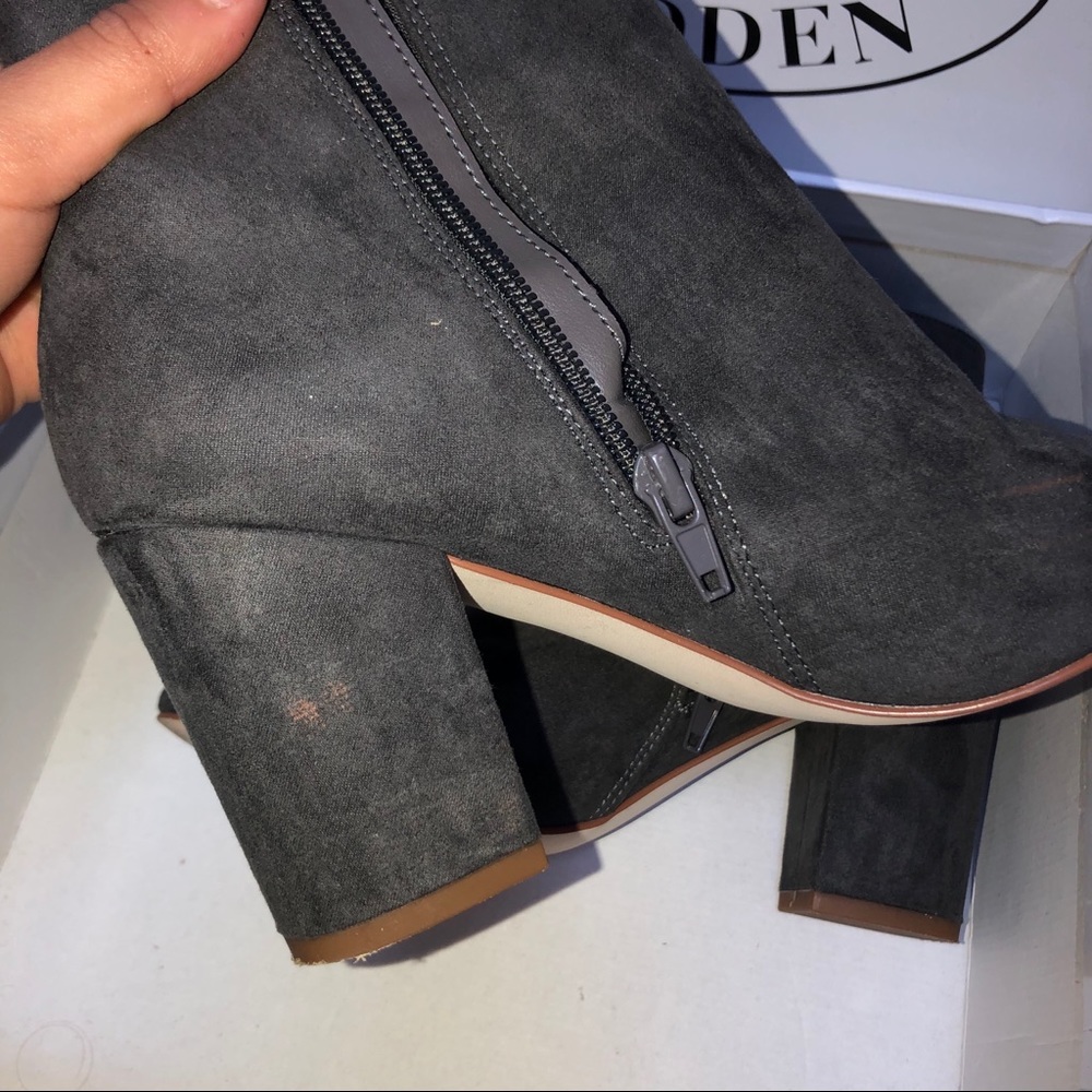 STEVE MADDEN: Grey Suede Critic Booties - Picture 5 of 7